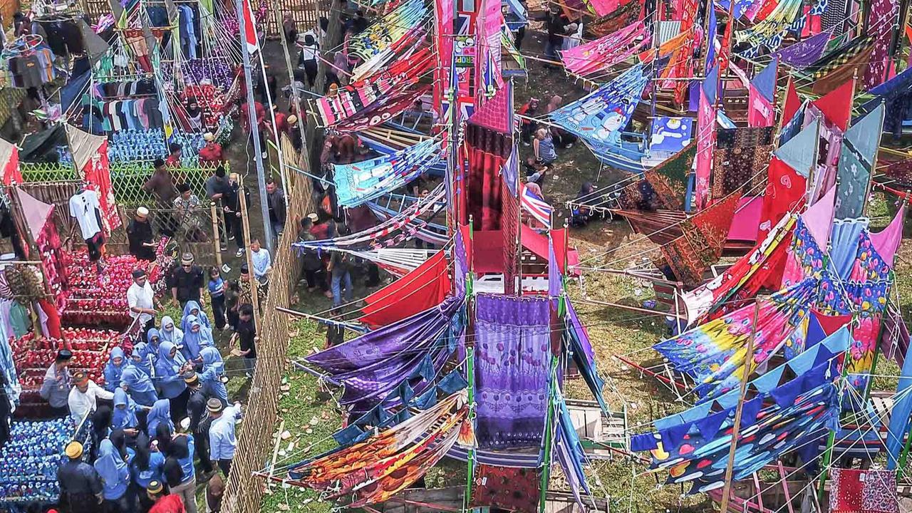 Judul: Uniknya Tradisi Maulid Nabi dengan Miniatur Perahu Pinisi di Maros Sulsel