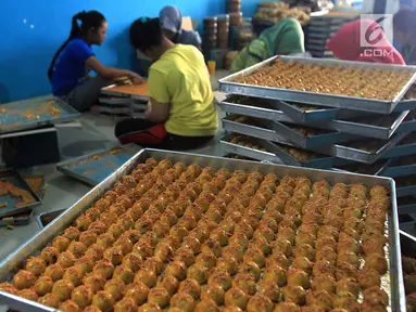 Sejumlah pekerja membuat kue kering di industri rumahan yang berada di kawasan Sidamukti, Depok, Jawa Barat, Senin (4/6). Permintaan kue kering meningkat tajam menjelang Idul Fitri. (Merdeka.com/Arie Basuki)