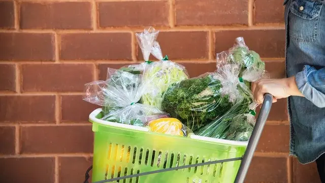 Belanja bahan makanan membutuhkan banyak plastik