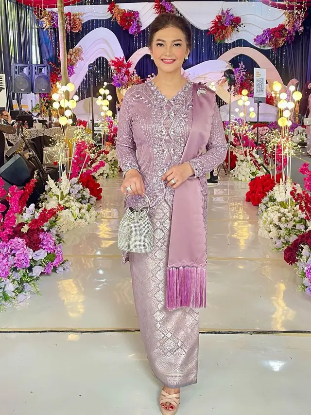 Potret Bella Saphira saat Pakai Kebaya, Penampilan saat Mantu Curi Perhatian