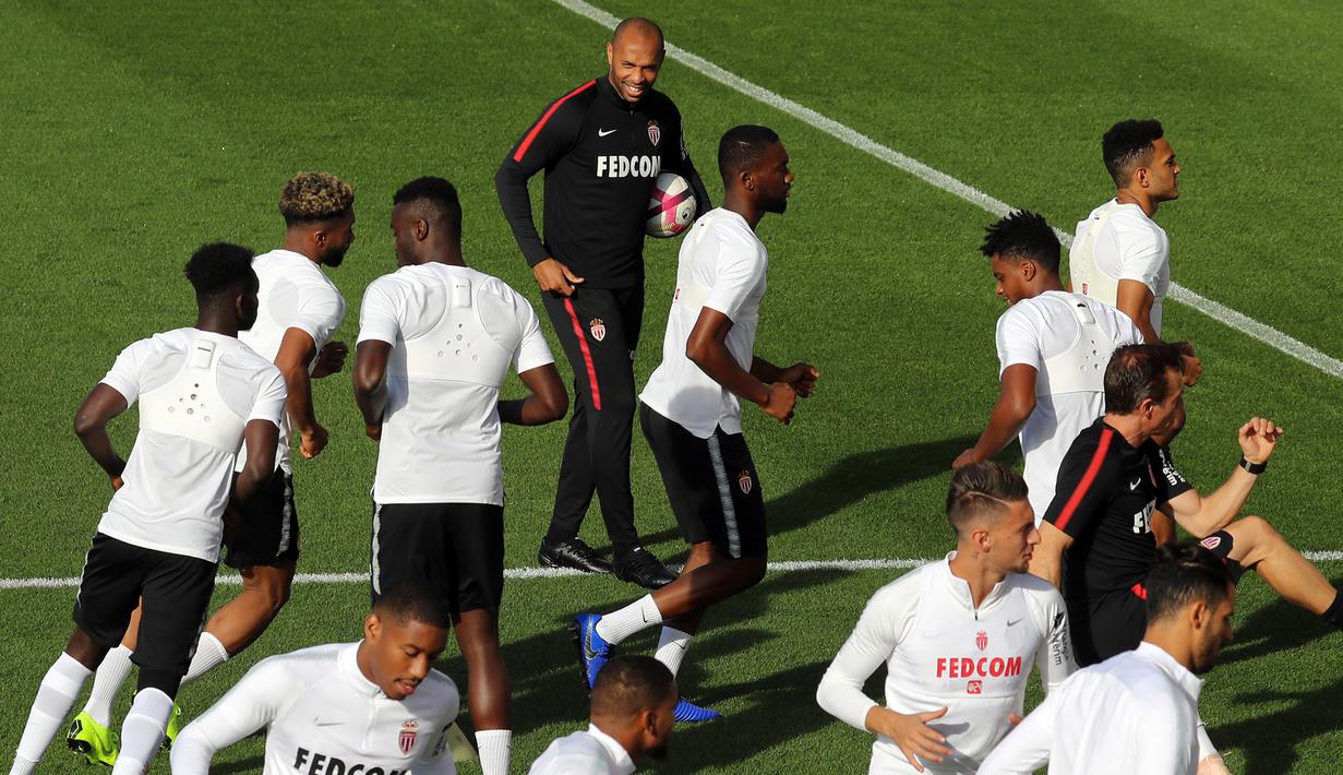 Pelatih baru AS Monaco, Thierry Henry, saat memimpin sesi latihan di La Turbie, Monaco, Jumat (19/10/2018). Thierry Henry menggantikan posisi Leonardo Jardim yang baru saja dipecat pada awal musim ini. (AFP/Valery Hache)