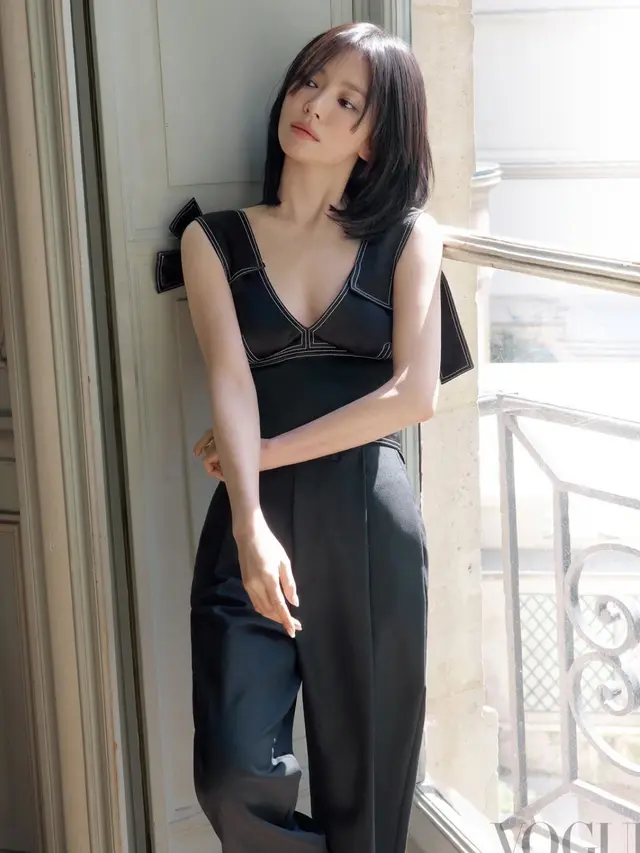 Song Hye Kyo saat Jadi Cover Vogue China pakai jumpsuit hitam. [@kyo1122]
