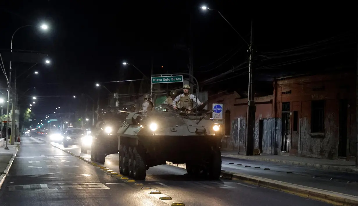 Tentara Angkatan Darat dengan kendaraan militer berpatroli di sebuah jalan selama keadaan darurat setelah pemadaman listrik di Santiago, Chile pada 26 Februari 2025. (Javier TORRES/AFP)
