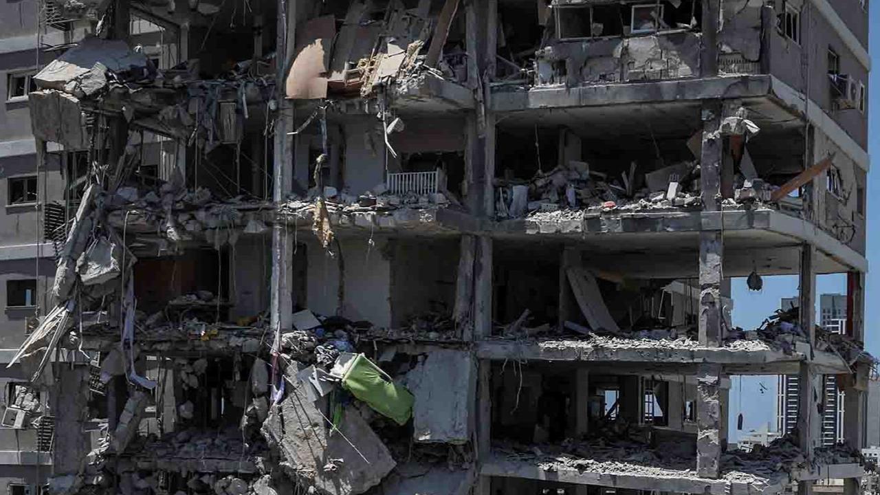 FOTO: Pemandangan Mengenaskan, Rudal Balistik Iran Hancurkan Bangunan di Kota Bat Yam Israel
