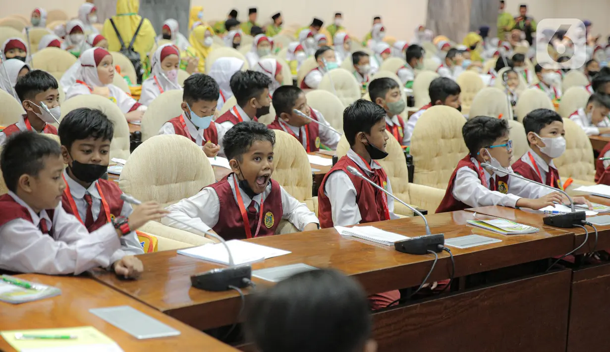 Puluhan siswa SDIT Cordova 1 dan 2 mengikuti kegiatan saat berkunjung ke kompleks Gedung DPR/MPR, Senayan, Jakarta, Senin (16/1/2023). Mengenal dunia politik sejak dini, merupakan tujuan utama kegiatan ini, selain itu para siswa juga dibekali informasi seputar tugas dan fungsi Lembaga MPR/DPR. (Liputan6.com/Faizal Fanani)