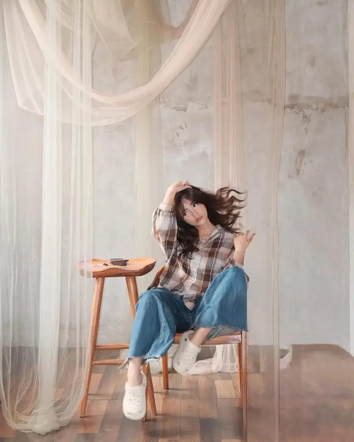 8 Pilihan Gaya Padu Padan Jeans ala Fuji, Super Stylish dan Kece Abis