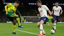 Pemain Norwich City, Max Aarons berebut bola dengan penyerang bek Tottenham Hotspur, Jan Vertonghen pada putaran kelima Piala FA di Tottenham Stadium, Rabu (4/3/2020). Langkah Tottenham di Piala FA 2019/2020 terhenti setelah kalah adu penalti 2-3 (1-1) dari Norwich. (AP/Kirsty Wigglesworth)