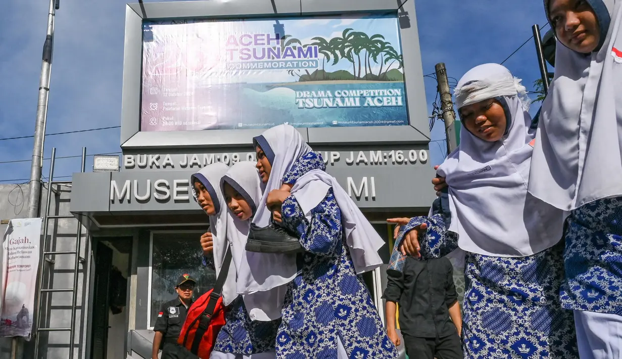Kegiatan simulasi diawali dengan simulasi gempa bumi dan bunyi sirine peringatan terjadinya tsunami. (CHAIDEER MAHYUDDIN/AFP)