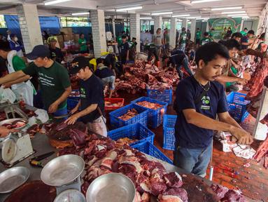 Petugas memotong daging hewan kurban untuk didistribusikan di Masjid Istiqlal, Jakarta, Sabtu (7/6/2025). (Liputan6.com/Angga Yuniar)
