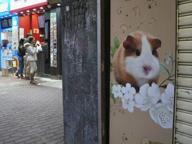 Sebuah toko hewan peliharaan ditutup setelah beberapa hamster peliharaan dinyatakan positif virus corona di Hong Kong, Selasa (18/1/2022). Sekitar 2.000 hewan kecil termasuk hamster usai sejumlah hamster di sebuah toko hewan peliharaan positif Covid-19. (AP Photo/Kin Cheung)