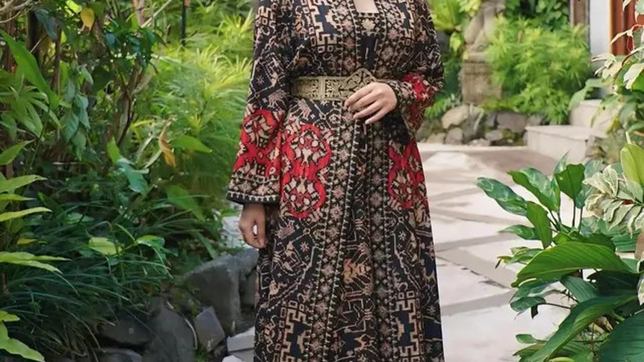 Inspirasi Padu Padan Batik ala Ashanty, dari Kebaya Elegan hingga Busana Santai untuk Liburan
