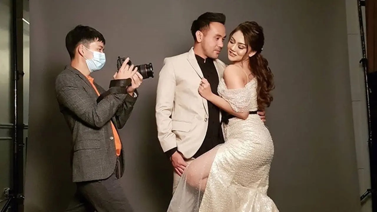 6 Gaya Pemotretan Jenita Janet dengan Kekasih Baru, Bak Prewedding