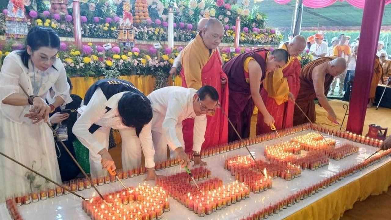 Umat Buddha Nyalakan Lampu Perdamaian Waisak di Candi Mendut Menuju Borobudur, Simbol Harapan Harmoni