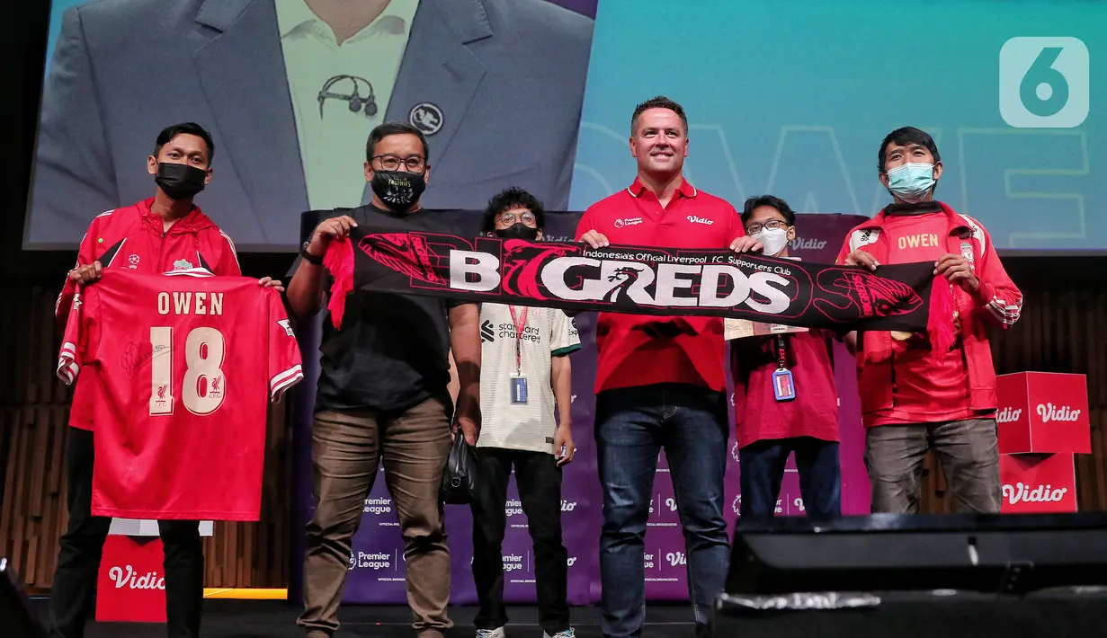 Mantan penyerang Liverpool dan Manchester United (MU) Michael Owen (depan kedua kanan) foto bersama para penggemar di Indonesia saat meet and greet di Gedung SCTV Tower, Jakarta, Minggu (21/8/2022). Dalam acara #owenkevidio meet and greet with Michael Owen menceritakan pengalaman terbaiknya dalam dunia sepak bola kepada para penggemar serta berfoto bersama. (Liputan6.com/Angga Yuniar)