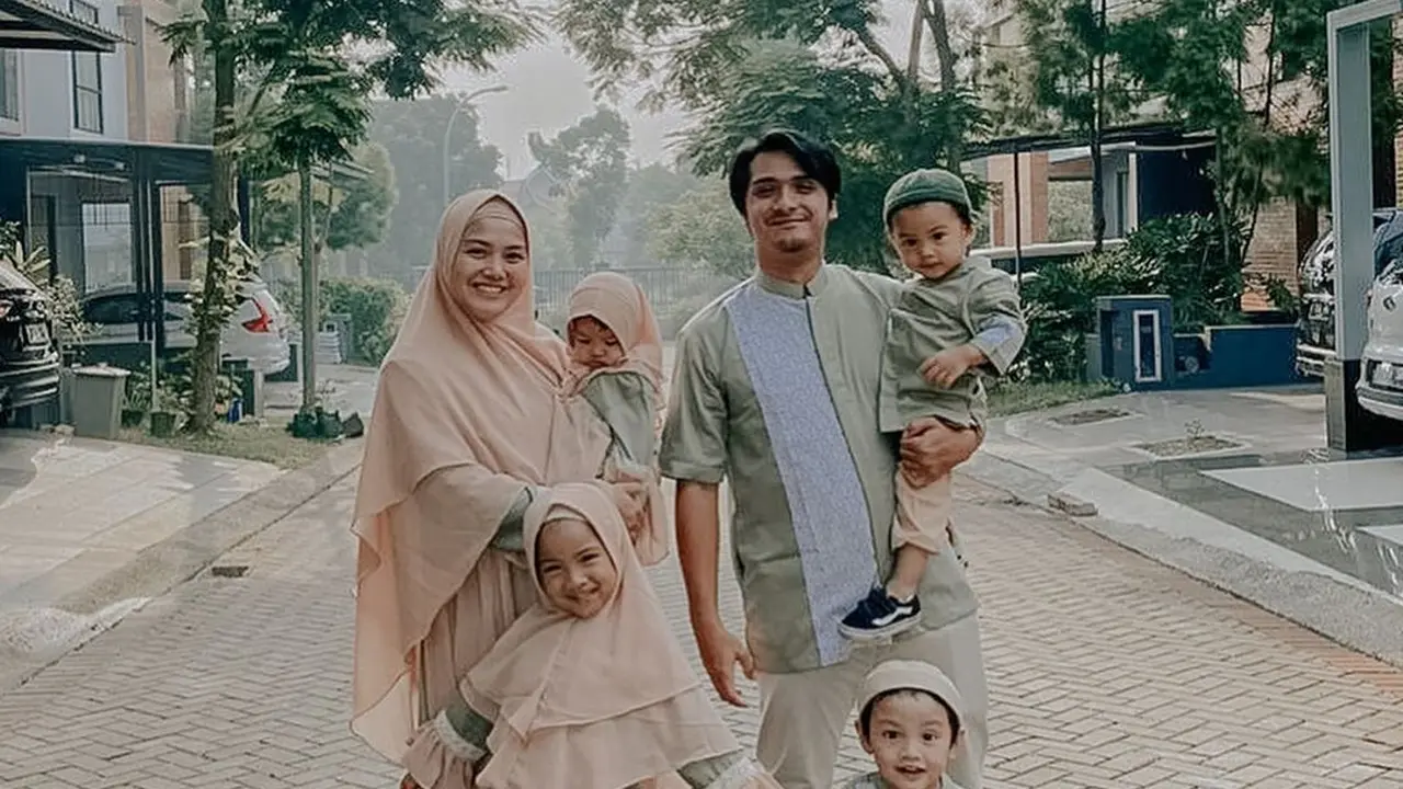 Dikaruniai Empat Anak, Ini 6 Potret Keluarga Kecil Ricky Harun dan Herfiza