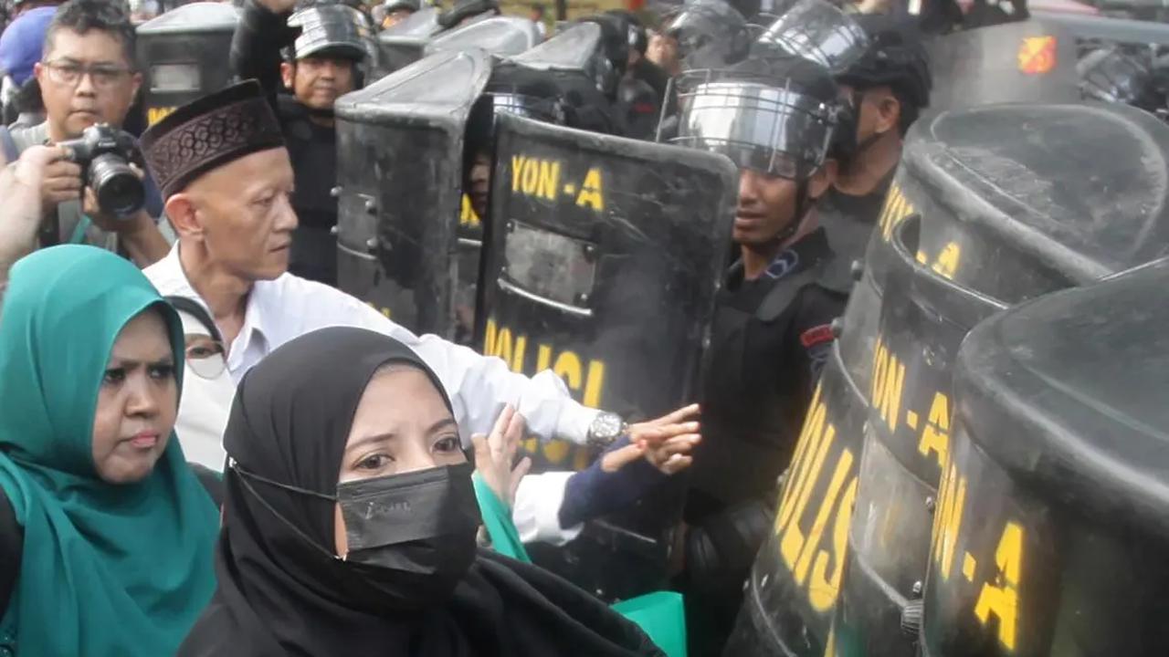 FOTO: Demo Tolak Konser Coldplay di Jakarta Berujung Ricuh, Massa Terlibat Dorong-Dorongan dengan Aparat Polisi