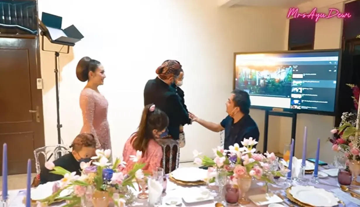 Ayu Dewi dan Regi Datau (Youtube/ MrsAyuDewi)