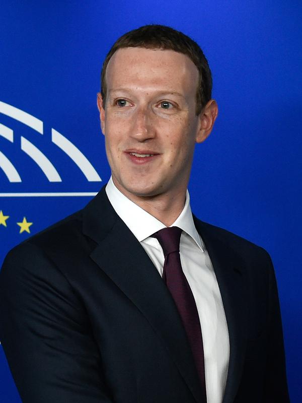 CEO Facebook Mark Zuckerberg sebelum memberi keterangan di depan Parlemen Eropa di Brussel, Belgia, Selasa (22/5). Facebook berkali-kali mementahkan tuduhan penjualan data kepada Cambridge Analytica. (JOHN THYS/AFP)