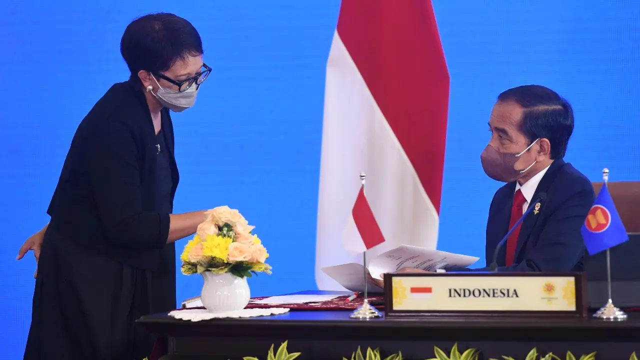 Presiden Joko Widodo dan Menlu Retno Marsudi dalam Konferensi Tingkat Tinggi (KTT) ke-24 ASEAN-RRT yang digelar secara virtual dari Istana Kepresidenan Bogor, Jawa Barat, pada Selasa, 26 Oktober 2021.