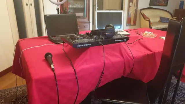 Nicole Quarantini menempatkan DJ set di meja makan rumahnya yang digunakan saat tampil secara livestreaming di Radio Studio Piu
