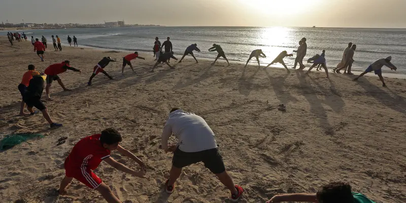 Ngabuburit, Warga Libya Berolahraga di Pantai