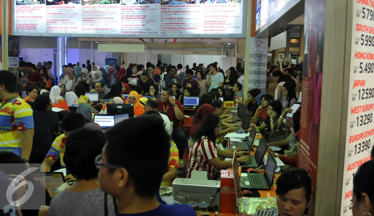 Petugas tiket melayani pengunjung di Travel Fair 2016, Jakarta (30/4). Travel Fair 2016 diikuti 48 Travel Agent, 12 Hotel & Resort, 4 National Tourism Organization, 23 Theme Park & Travel Equipment dan 24 Industrial Company. (Liputan6.com/Johan Tallo)