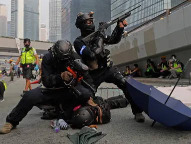 Polisi menahan demonstran selama demonstrasi di Hong Kong, Minggu (29/9/2019). Bentrokan antara demonstran dengan polisi di Hong Kong kian panas jelang hari ulang tahun (HUT) China pada 1 Oktober. (AP Photo/Kin Cheung)