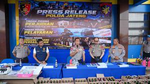 Ribuan Botol Miras Ilegal Disamarkan di Balik Material Bangunan
