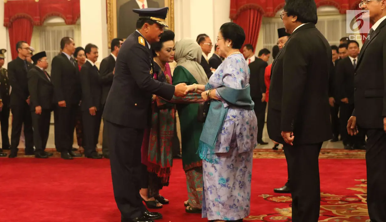 Marsekal Hadi Tjahjanto menerima ucapan selamat dari Presiden RI ke-5, Megawati Soekarno Putri usai upacara pelantikan sebagai Panglima TNI di Istana Negara, Jakarta, Jumat (8/12). Hadi Tjahjanto mengantikan Gatot Nurmantyo. (Liputan6.com/Angga Yuniar)