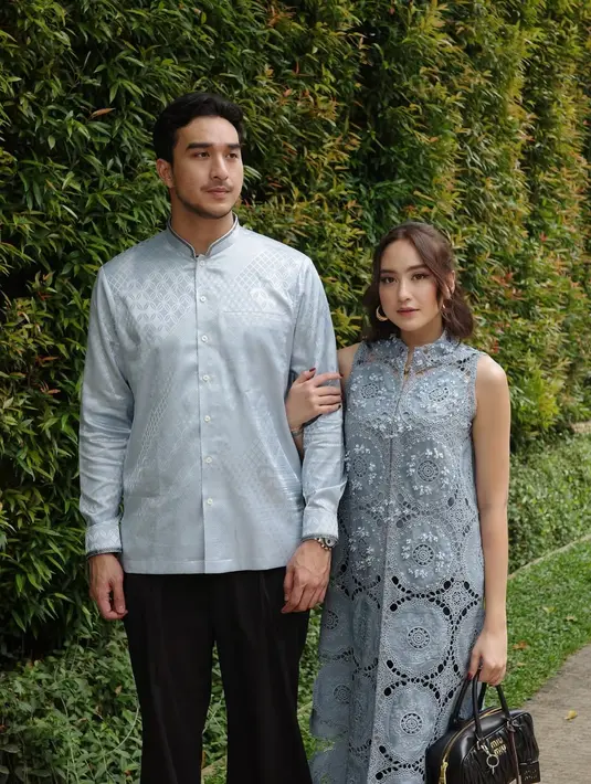 Salshabilla dan Ibrahim Risyad ramaikan tren busana Lebaran bernuansa biru dengan gaya yang effortless [@salshabillaadr]