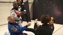 Sprinter Jamaika, Usain Bolt menangkap gelembung sampanye saat mencoba ruangan gravitasi nol dalam pesawat Airbus Zero-G di Reims, Prancis, Rabu (12/9). (Laurent Theillet, Mumm/Novespace via AP)