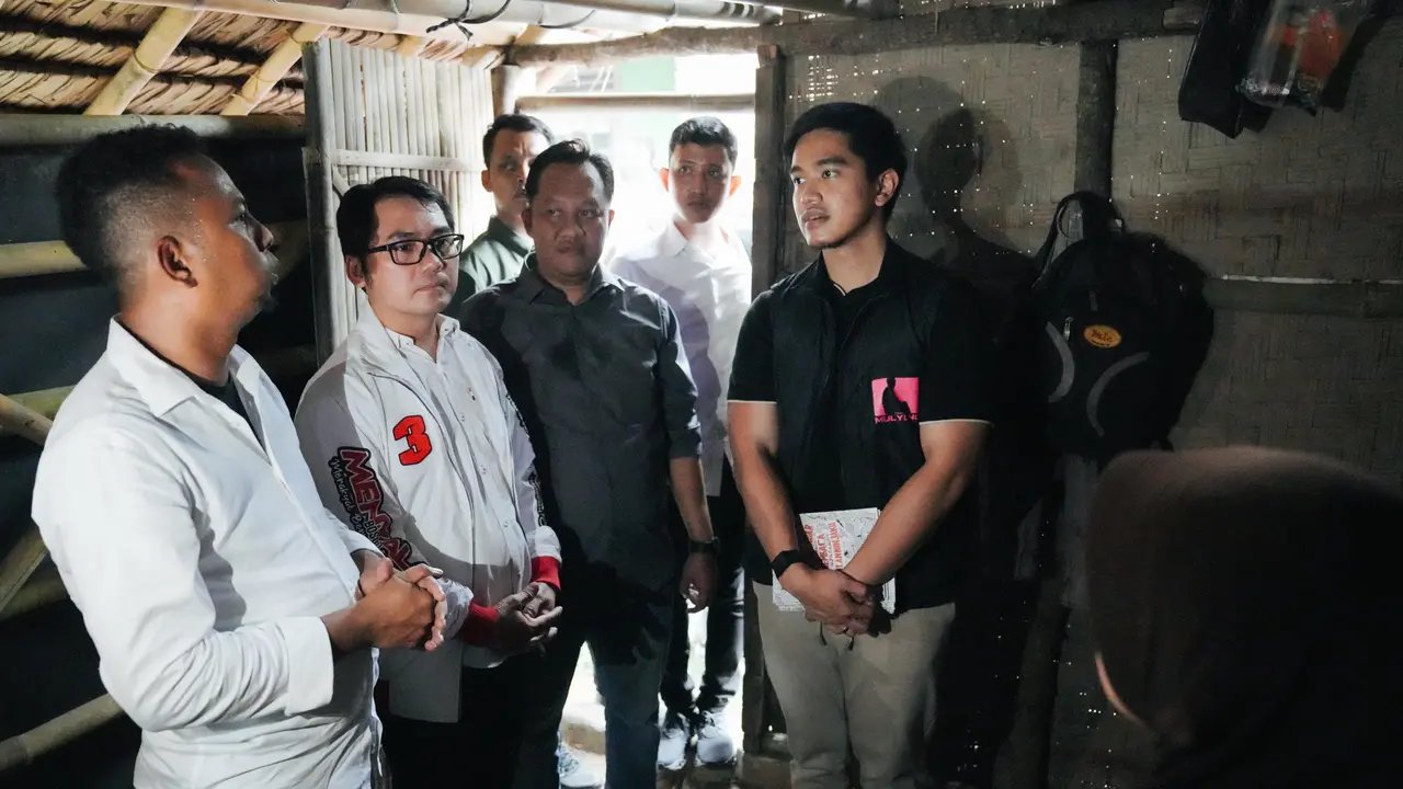 Ketua Umum PSI Kaesang Pangarep mengenakan baju bertuliskan Putra Mulyono saat bertemu dengan warga di  Kecamatan Jambe, Kabupaten Tangerang. (Dok: PSI)