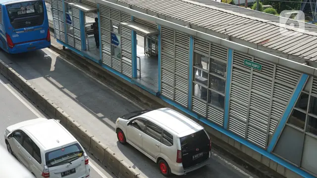 Pemotor Leluasa Masuk Jalur Transjakarta di Pasar Rumput