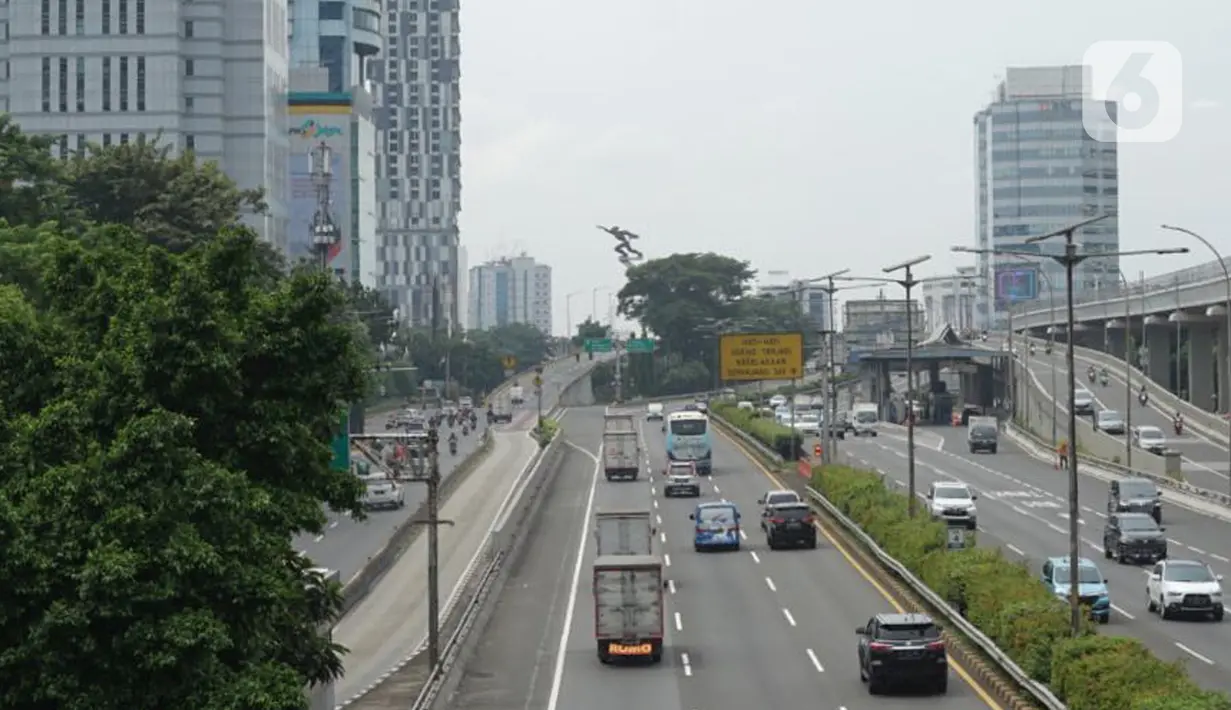 Arus lalu lintas di jalan tol dalam kota dan Jalan Gatot Soebroto, Jakarta, Selasa (21/4/2020). Adanya penerapan Pembatasan Sosial Berskala Besar (PSBB) membuat volume arus lalu lintas Ibu Kota relatif berkurang, meskipun masih ditemukan kemacetan di sejumlah titik. (Liputan6.com/Immanuel Antonius)