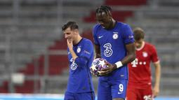 Pemain Chelsea, Tammy Abraham, tampak lesu usai ditaklukkan Bayern Munchen pada laga Liga Champions di Allianz Arena, Sabtu (8/8/2020). Bayern Munchen menang 4-1 atas Chelsea. (AP/Matthias Schrader)