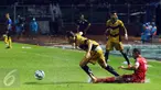 Pemain Semen Padang dan Mitra Kukar bersusah payah mengendalikan bola akibat lapangan becek saat laga final Piala Jenderal Sudirman di Stadion GBK Jakarta, Minggu (24/1/2016). Mitra Kukar tampil juara setelah unggul 2-1. (Liputan6.com/Helmi Fithriansyah)