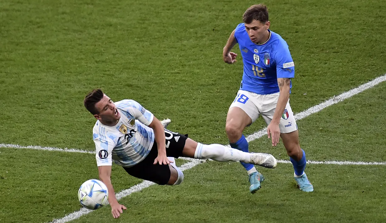 Pemain Italia Nicolo Barella (kanan) menjegal pemain Argentina Giovani Lo Celso pada pertandingan sepak bola Finalissima di Stadion Wembley, London, Inggris, 1 Juni 2022. Argentina menang 3-0. (AP Photo/Rui Vieira)