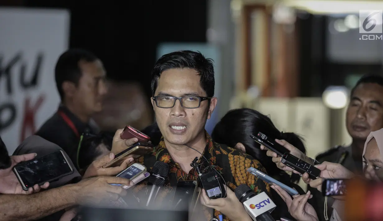 Juru bicara KPK, Febri Diansyah memberikan keterangan kepada awak media di Gedung KPK, Kamis (17/11). Febri mengatakan, ada konsekuensi hukum bagi pihak-pihak yang mencoba melakukan upaya merintangi proses penyidikan. (Liputan6.com/Faizal Fanani)
