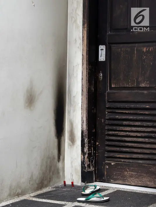 Bercak gosong diduga bekas nyala api dari lemparan molotov terlihat di rumah Wakil Ketua KPK, La Ode Muhammad Syarif di kawasan Kalibata, Jakarta, Rabu (9/1). Sebelumnya, terjadi lemparan molotov. (Liputan6.com/Helmi Fithriansyah)