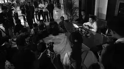 Pebalap Nasional, Rio Haryanto saat memberikan keterangan pers di Bandara Soekarno-Hatta, Cengkareng, Tangerang, Rabu (2/11/2015). (Bola.com/Nicklas Hanoatubun)