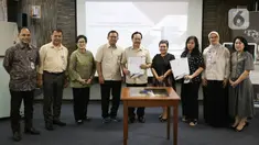 Direktur Utama Rumah Sakit Umum Pusat Nasional Dr. Cipto Mangunkusumo (RSCM) dr Supriyanto Dharmoredjo (kelima kiri) bersama Ketua YKAO Sunarsih La Rangka usai menandatangani surat serah terima hibah alat kesehatan dari Yayasan Karya Alpha Omega kepada IPKMT RSCM di Ruang Auditorium Gedung Kirana RSCM, Jakarta, Senin (18/12/2023). (Liputan6.com/Faizal Fanani)