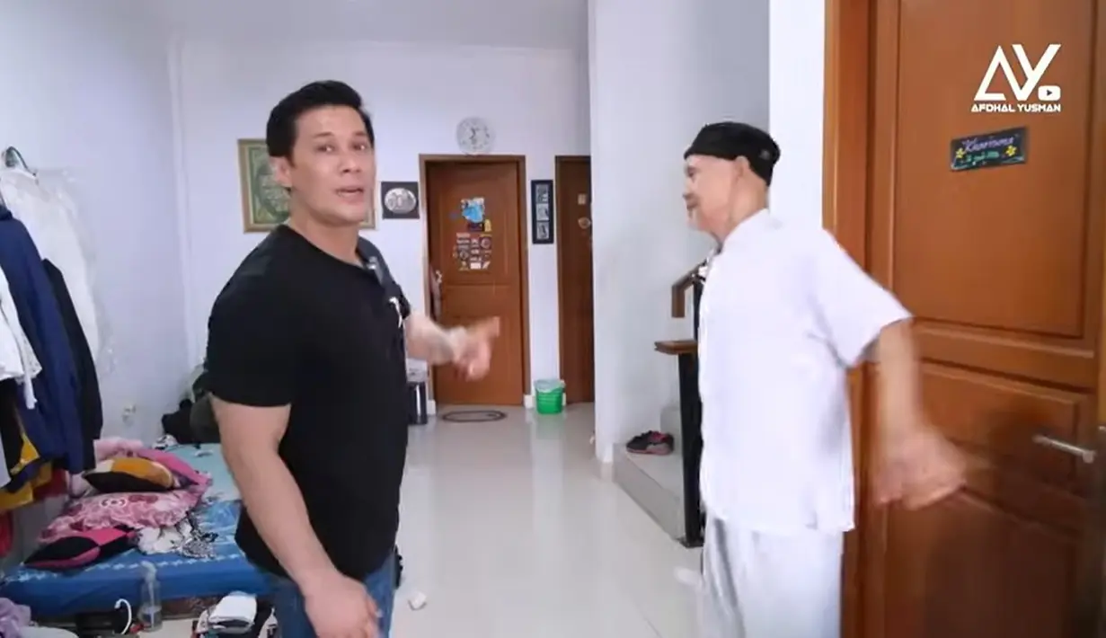 Di lantai dua ini juga dinding dengan cat putih. Tampak beberapa pintu tersebut merupakan kamar anak-anaknya. Wingky mengaku dua sinetronnya yang panjang adalah sinetron Misteri Gunung Merapi 9 tahun dan TBNH syuting selama 5 tahun. [Youtube/Afdhal Yusman]