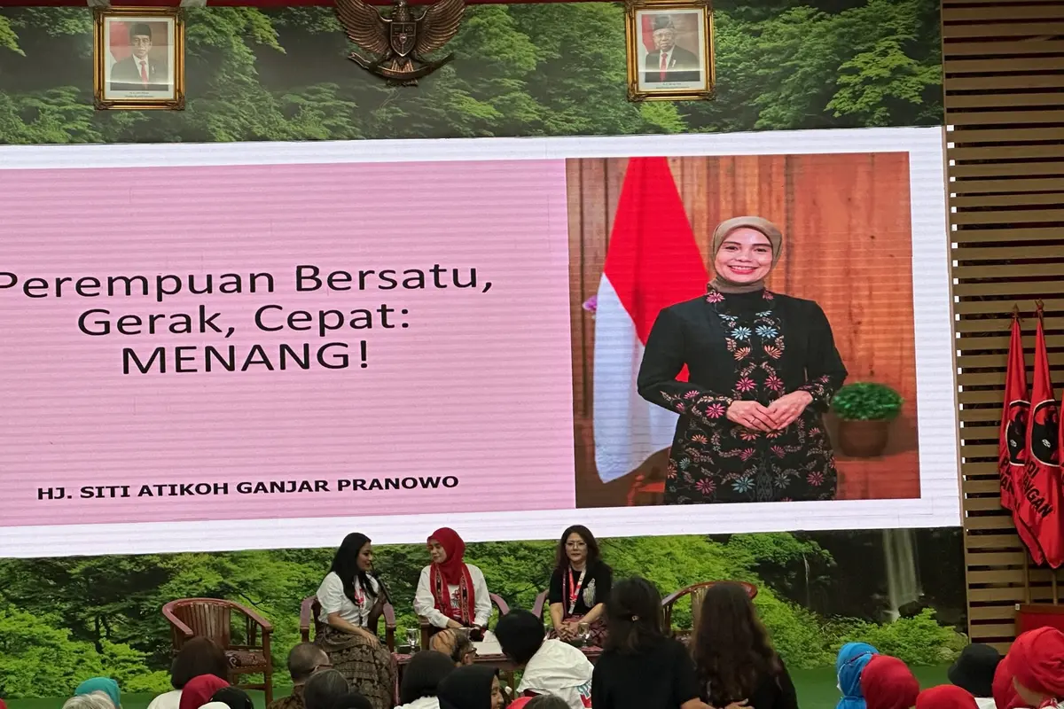 Istri calon presiden (capres) Ganjar Pranowo, Siti Atikoh menyoroti perlunya keberadaan psikolog atau psikiater profesional di setiap sekolah demi menjaga kesehatan mental atau mental health anak muda bangsa.