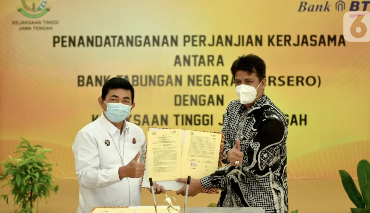 Bank BTN dan Kerjaksaan Tinggi Jateng menunjukkan naskah Perjanjian Kerja Sama (PKS) berisi kesepakatan untuk melakukan sinergi terkait dengan Bidang Hukum Perdata dan Tata Usaha Negara serta Pemanfaatan Jasa Perbankan Dalam Rangka Pengelolaan Keuangan. (Liputan6.com/HO/BTN)
