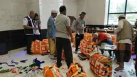 Penimbangan koper bagasi jemaah haji Indonesia mulai berlangsung pada Kamis (15/8/2019). Liputan6.com/Nurmayanti