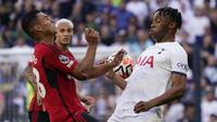 Bek Tottenham Hotspur Destiny Udogie dan gelandang Manchester United (MU) Casemiro bersaing pada laga pekan kedua Premier League 2023/2024  di Tottenham Hotspur Stadium, Sabtu (19/8/2023) malam WIB. (AP Photo/Alberto Pezzali)
