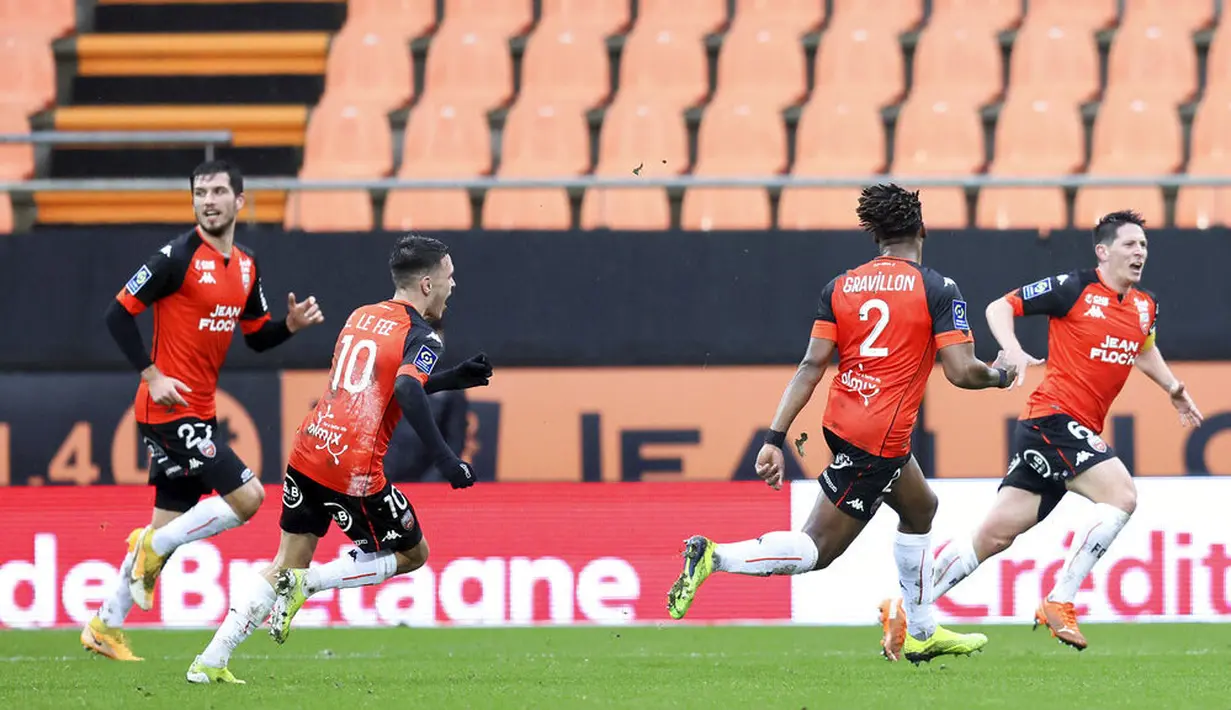 Pemain Lorient, Abergel, melakukan selebrasi usai mencetak gol ke gawang Paris Saint-Germain (PSG) pada laga Liga Prancis di Stadion Moustoir, Minggu (31/1/2021). PSG takluk dengan skor 3-2. (AP/David Vincent)