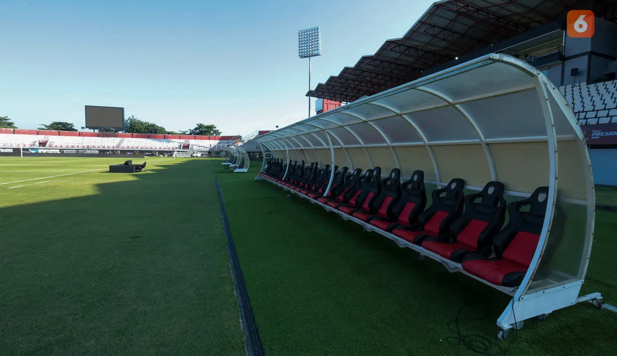 Kondisi Stadion I Wayan Dipta di Gianyar, Bali, Rabu (5/8/2026), sehari menjelang laga final Piala Presiden 2026. Hamparan rumput hijau yang terawat berpadu dengan langit biru cerah menambah kemegahan stadion yang akan menjadi arena final Persebaya Surabaya melawan Persib Bandung serta perebutan tempat ketiga antara Persija Jakarta dan Arema FC. (KLY/Budy Santoso)