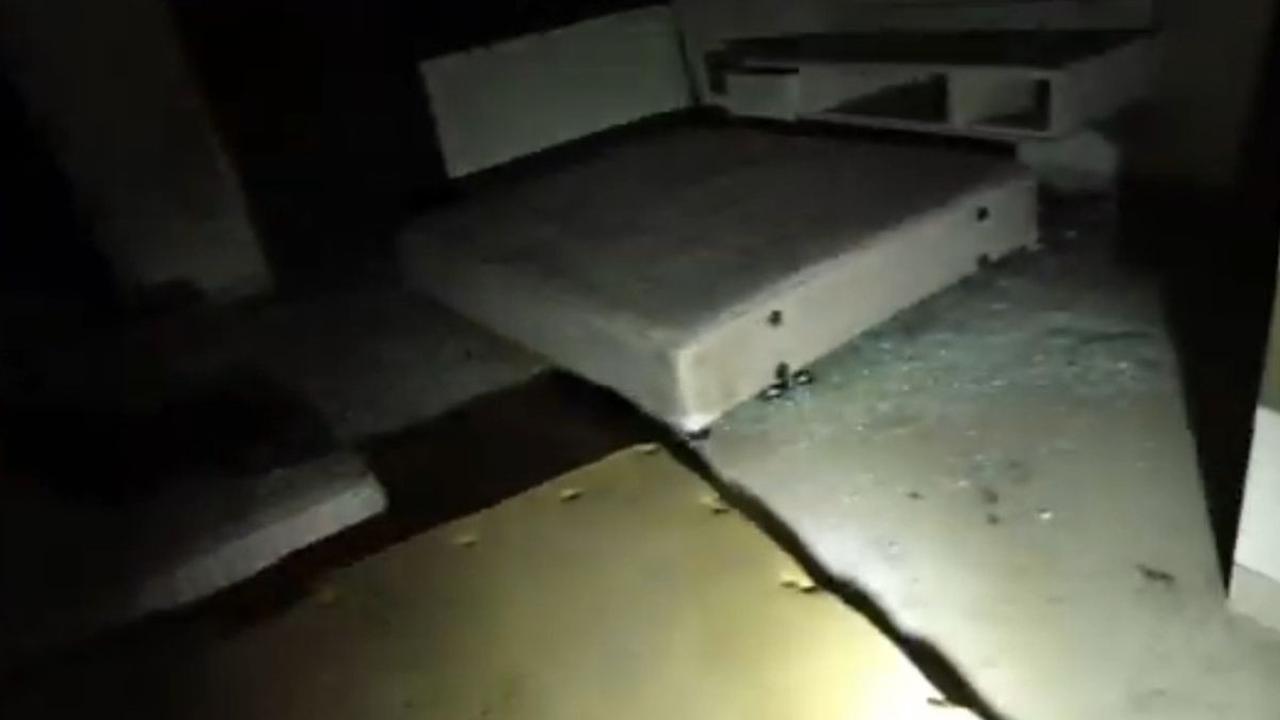 Bangunan ini juga dilengkapi dengan beberapa kamar tidur yang di dalamnya masih terdapat banyak kasur.