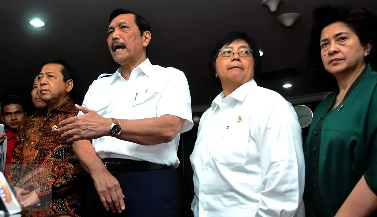 Ketua DPR Setya Novanto, Menko Polhukam Luhut Binsar Pandjaitan, Menteri LHK Siti Nurbaya dan Menkes Nila F Moelok memberi keterangan usai menggelar pertemuan terkait kebakaran hutan dan kabut asap di Jakarta, Jumat (16/10). (Liputan6.com/Johan Tallo)